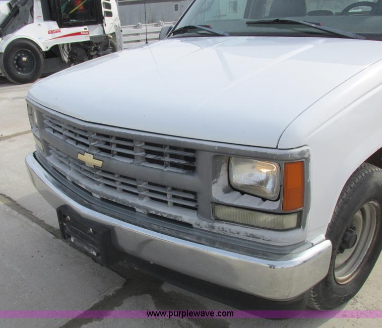 image for item L4146 1998 Chevrolet Silverado 1500 pickup truck