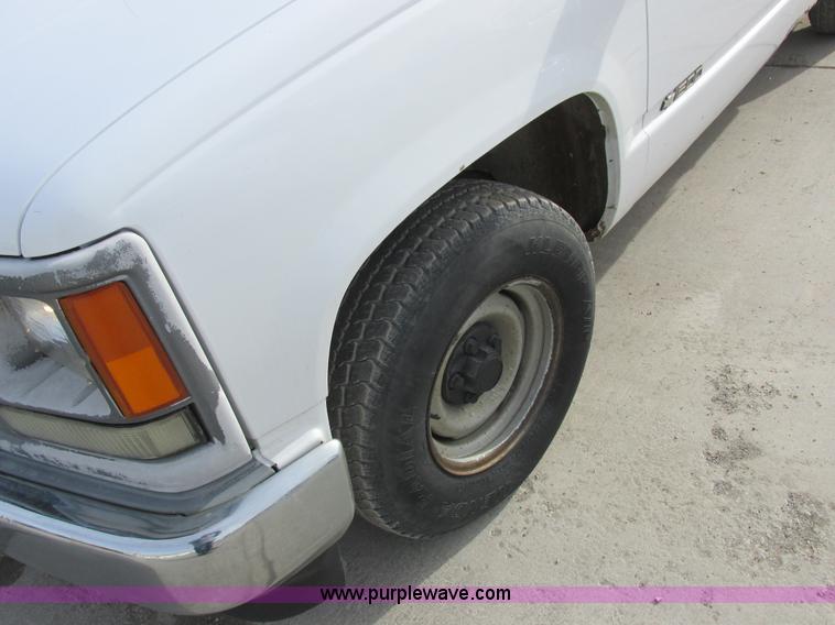 image for item L4146 1998 Chevrolet Silverado 1500 pickup truck