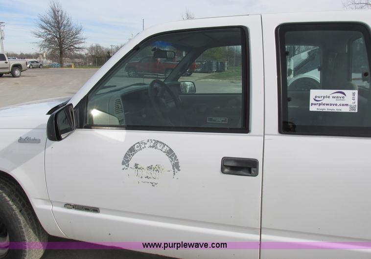 image for item L4146 1998 Chevrolet Silverado 1500 pickup truck