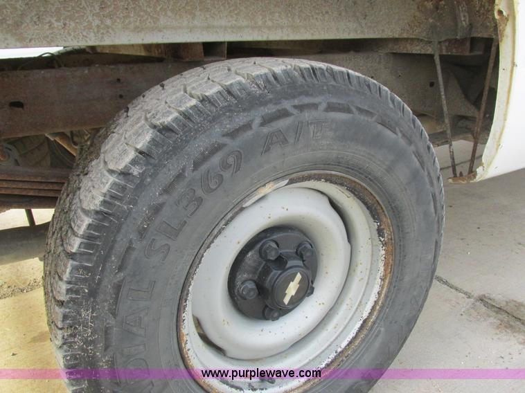 image for item L4146 1998 Chevrolet Silverado 1500 pickup truck