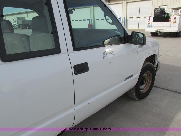 image for item L4146 1998 Chevrolet Silverado 1500 pickup truck