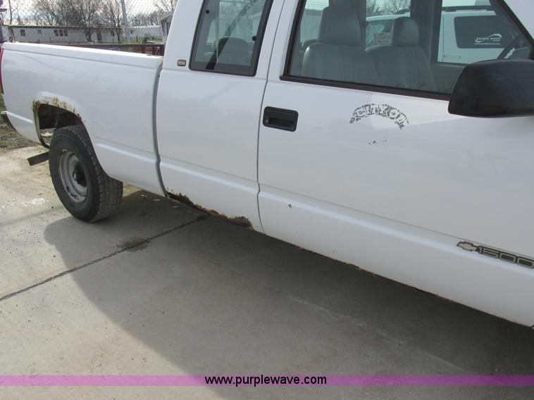 image for item L4146 1998 Chevrolet Silverado 1500 pickup truck