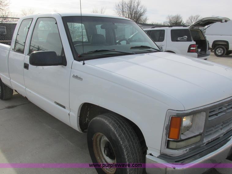 image for item L4146 1998 Chevrolet Silverado 1500 pickup truck