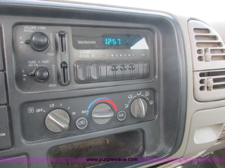 image for item L4146 1998 Chevrolet Silverado 1500 pickup truck