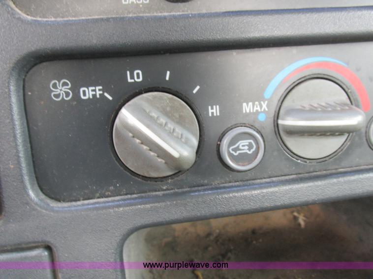 image for item L4146 1998 Chevrolet Silverado 1500 pickup truck