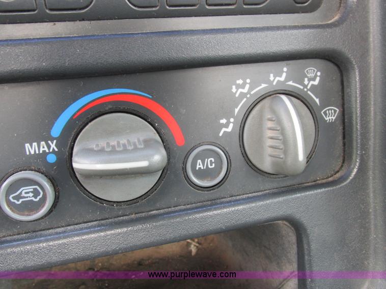 image for item L4146 1998 Chevrolet Silverado 1500 pickup truck