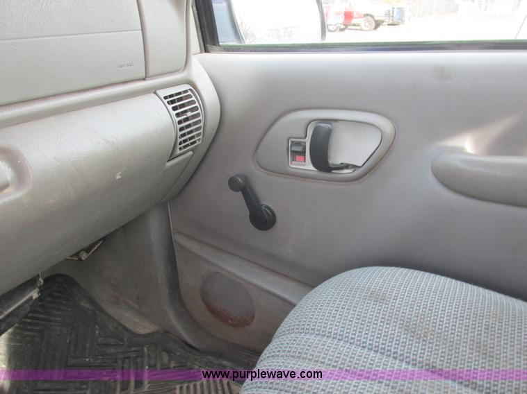 image for item L4146 1998 Chevrolet Silverado 1500 pickup truck