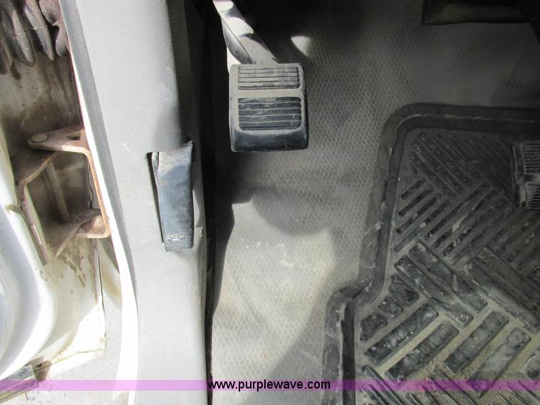 image for item L4146 1998 Chevrolet Silverado 1500 pickup truck