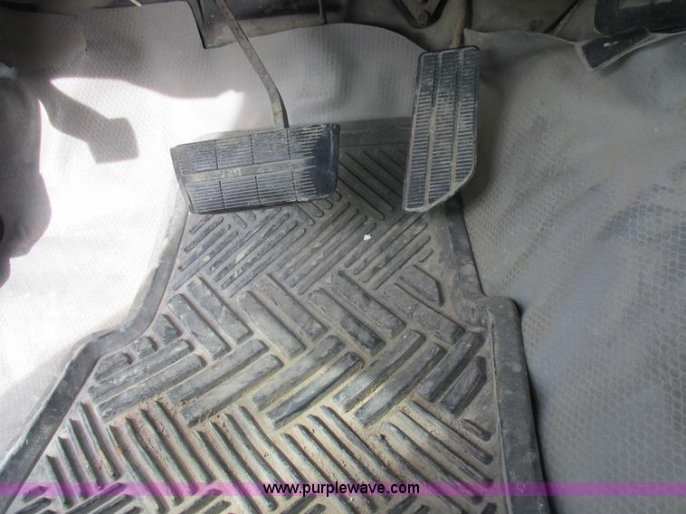 image for item L4146 1998 Chevrolet Silverado 1500 pickup truck