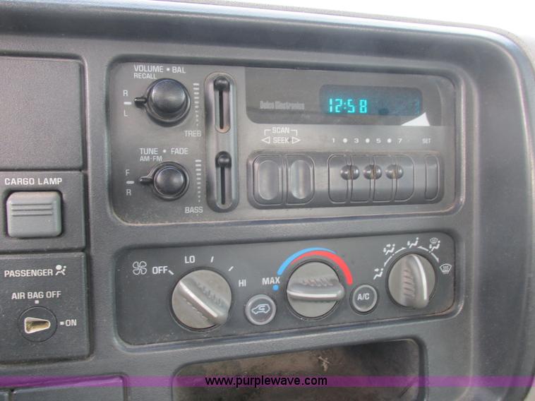 image for item L4146 1998 Chevrolet Silverado 1500 pickup truck