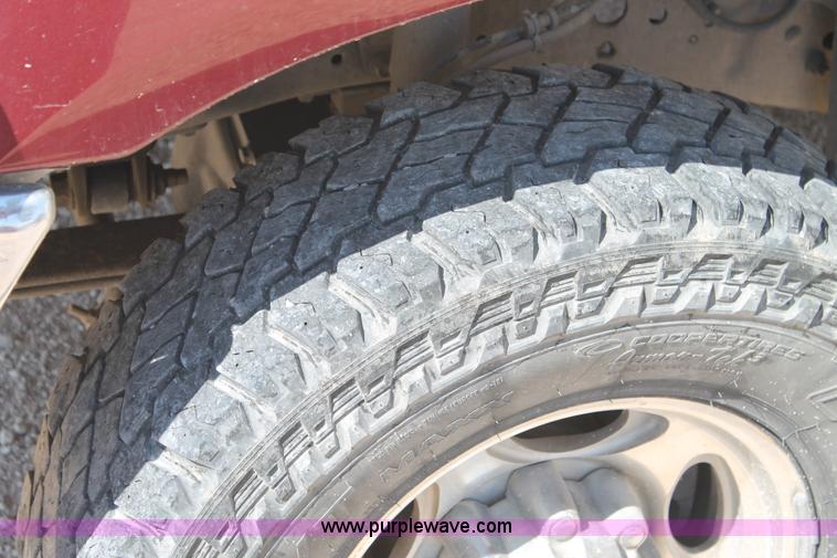 image for item L4454 2004 Ford F250 Super Duty pickup truck