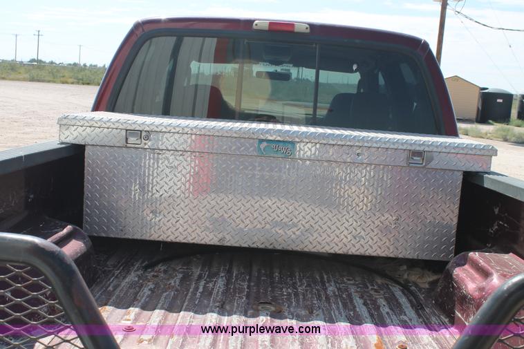 image for item L4454 2004 Ford F250 Super Duty pickup truck