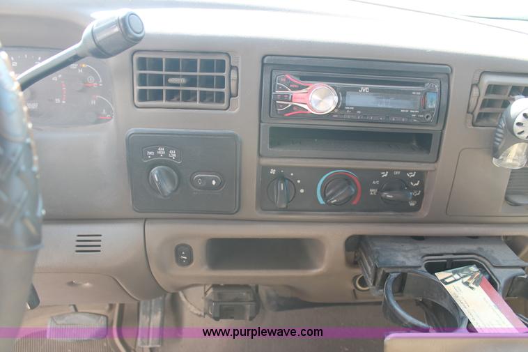 image for item L4454 2004 Ford F250 Super Duty pickup truck