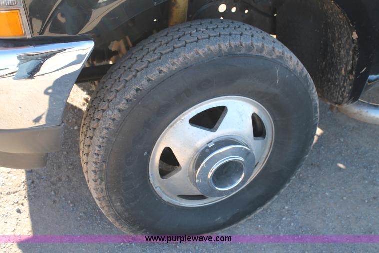 image for item L4473 2002 Ford F350 Lariat SuperCrew flatbed pickup truck