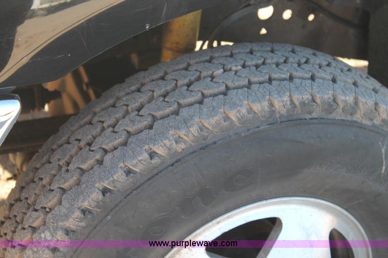 image for item L4473 2002 Ford F350 Lariat SuperCrew flatbed pickup truck