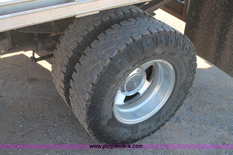 image for item L4473 2002 Ford F350 Lariat SuperCrew flatbed pickup truck