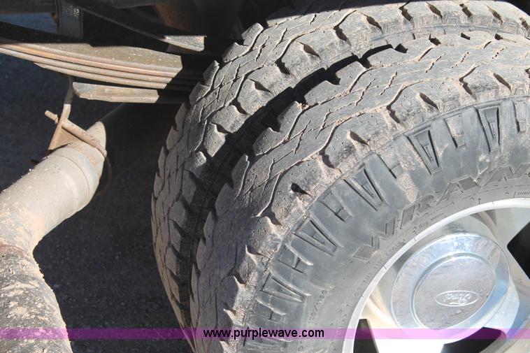 image for item L4473 2002 Ford F350 Lariat SuperCrew flatbed pickup truck