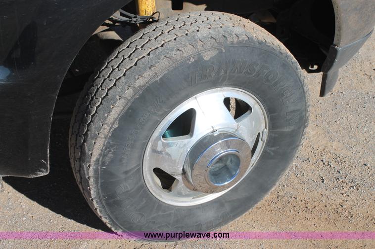 image for item L4473 2002 Ford F350 Lariat SuperCrew flatbed pickup truck