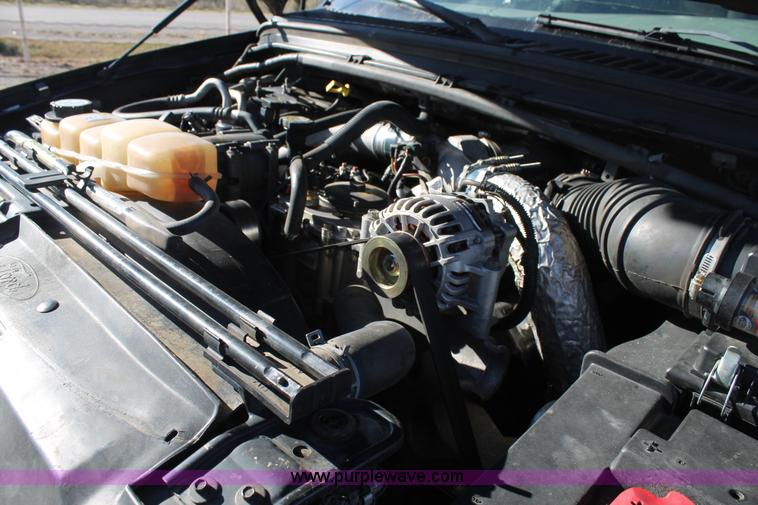 image for item L4473 2002 Ford F350 Lariat SuperCrew flatbed pickup truck