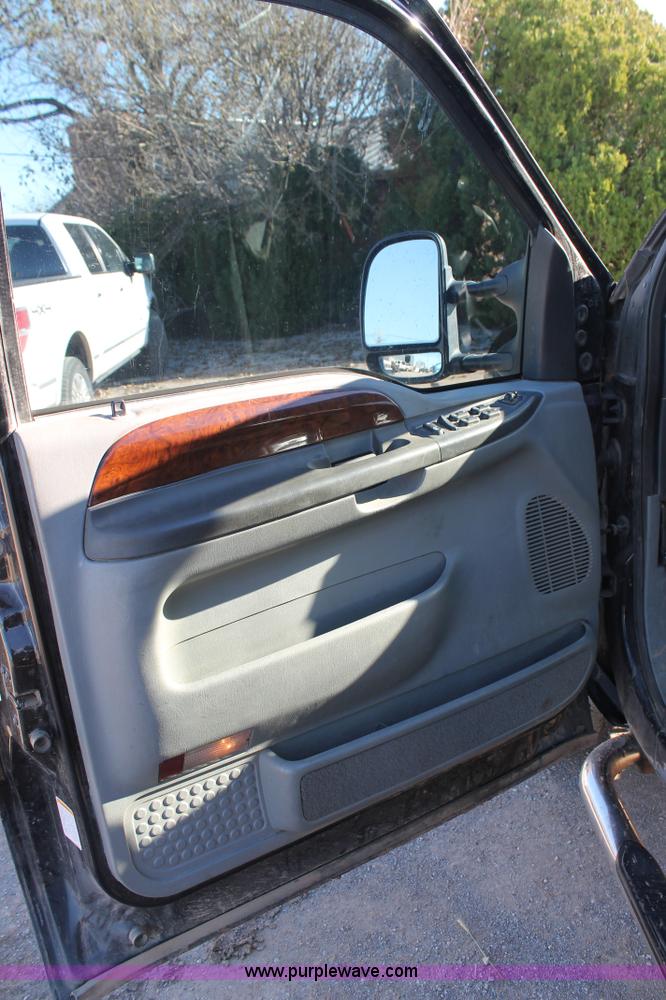 image for item L4473 2002 Ford F350 Lariat SuperCrew flatbed pickup truck