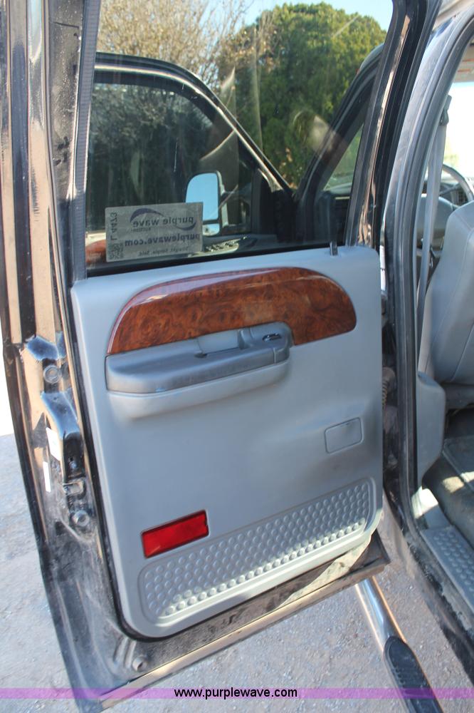 image for item L4473 2002 Ford F350 Lariat SuperCrew flatbed pickup truck