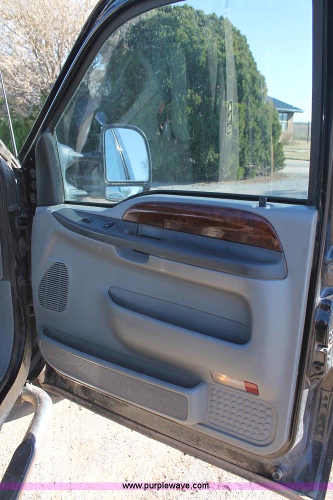 image for item L4473 2002 Ford F350 Lariat SuperCrew flatbed pickup truck