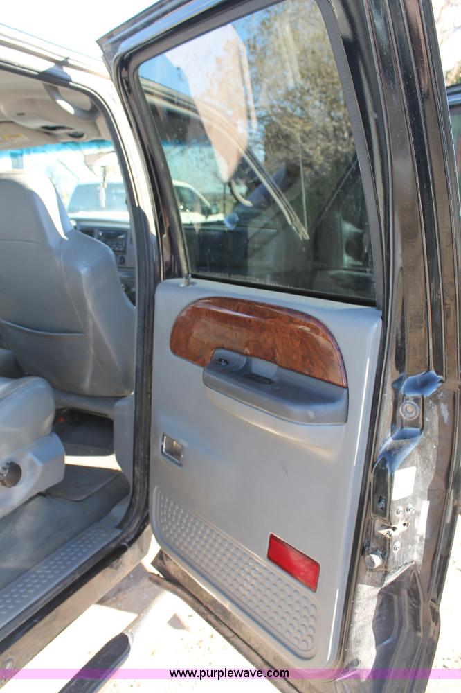 image for item L4473 2002 Ford F350 Lariat SuperCrew flatbed pickup truck