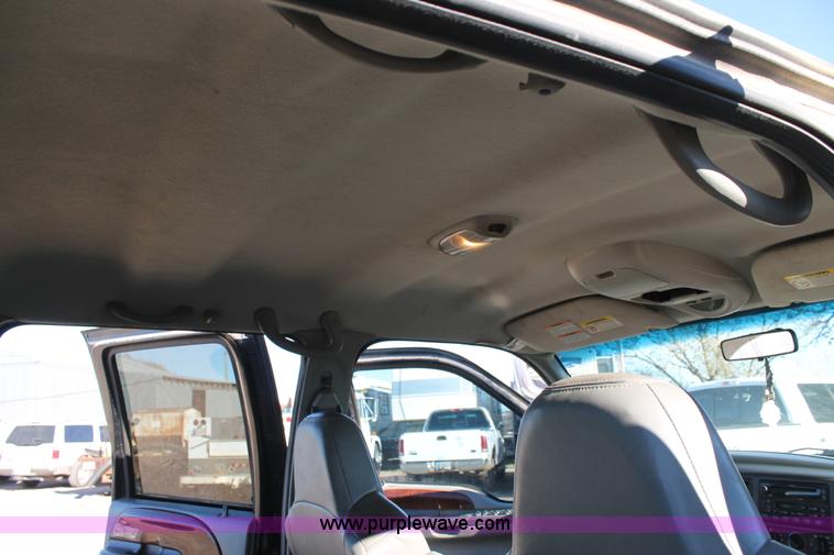 image for item L4473 2002 Ford F350 Lariat SuperCrew flatbed pickup truck