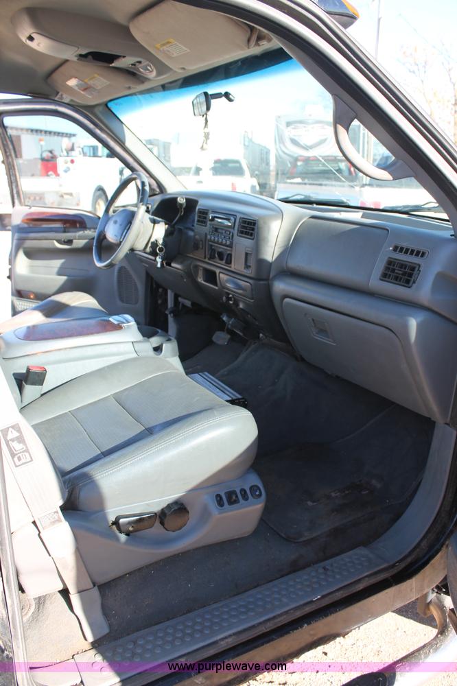 image for item L4473 2002 Ford F350 Lariat SuperCrew flatbed pickup truck