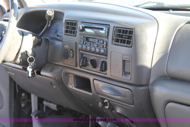 image for item L4473 2002 Ford F350 Lariat SuperCrew flatbed pickup truck