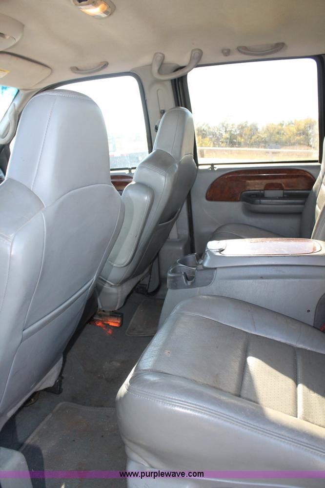 image for item L4473 2002 Ford F350 Lariat SuperCrew flatbed pickup truck