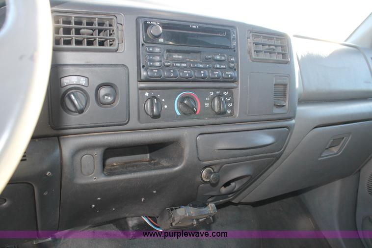 image for item L4473 2002 Ford F350 Lariat SuperCrew flatbed pickup truck