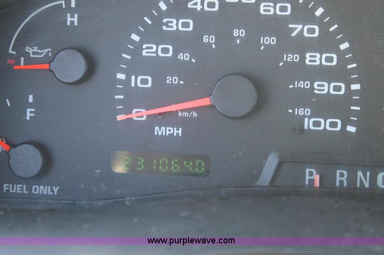 image for item L4473 2002 Ford F350 Lariat SuperCrew flatbed pickup truck