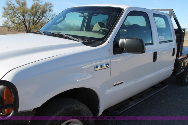 image for item L4474 2006 Ford F350 SuperCrew flatbed pickup truck