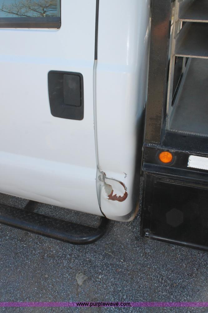 image for item L4474 2006 Ford F350 SuperCrew flatbed pickup truck