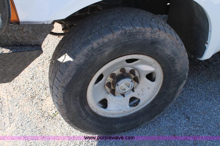 image for item L4474 2006 Ford F350 SuperCrew flatbed pickup truck