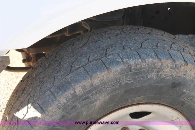 image for item L4474 2006 Ford F350 SuperCrew flatbed pickup truck