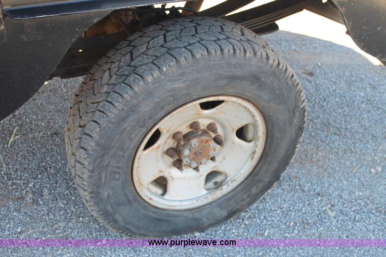 image for item L4474 2006 Ford F350 SuperCrew flatbed pickup truck