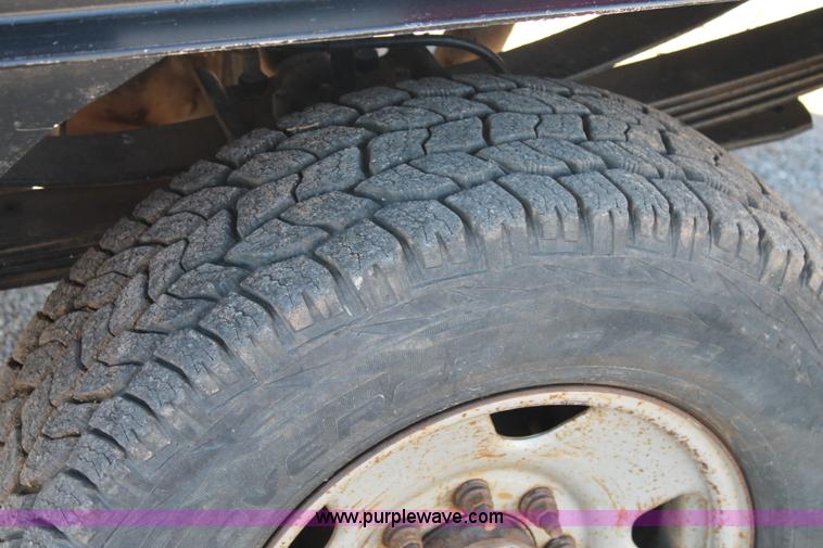 image for item L4474 2006 Ford F350 SuperCrew flatbed pickup truck