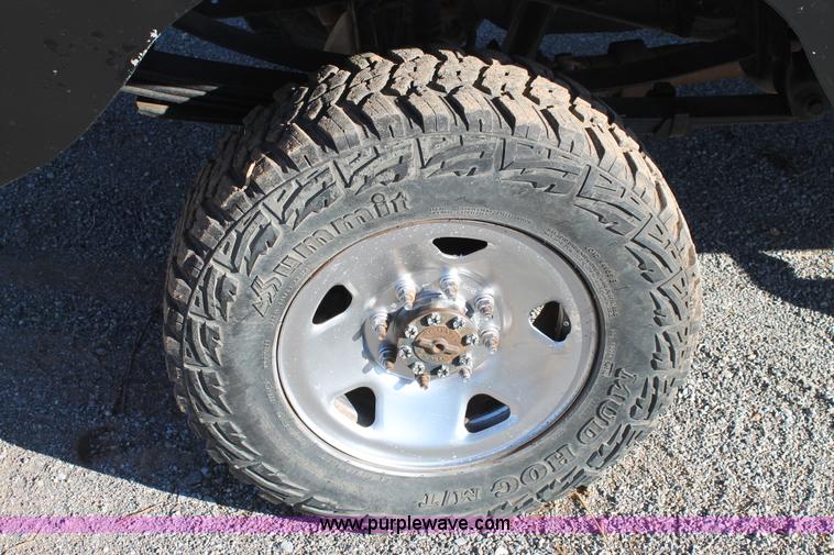 image for item L4474 2006 Ford F350 SuperCrew flatbed pickup truck