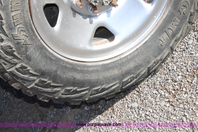 image for item L4474 2006 Ford F350 SuperCrew flatbed pickup truck