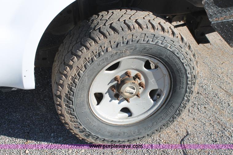 image for item L4474 2006 Ford F350 SuperCrew flatbed pickup truck