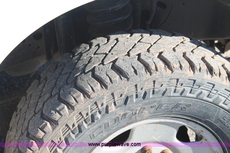 image for item L4474 2006 Ford F350 SuperCrew flatbed pickup truck