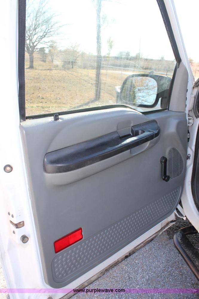 image for item L4474 2006 Ford F350 SuperCrew flatbed pickup truck