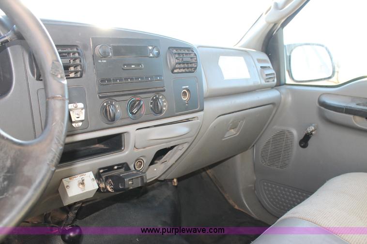 image for item L4474 2006 Ford F350 SuperCrew flatbed pickup truck