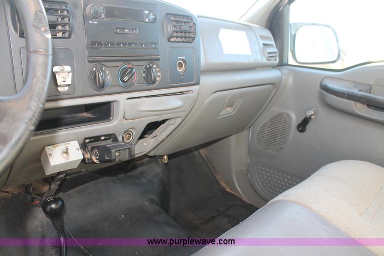 image for item L4474 2006 Ford F350 SuperCrew flatbed pickup truck