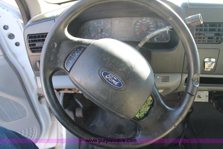 image for item L4474 2006 Ford F350 SuperCrew flatbed pickup truck