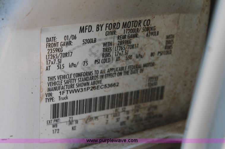 image for item L4474 2006 Ford F350 SuperCrew flatbed pickup truck