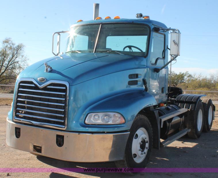image for item L4475 2004 Mack CX613 semi truck