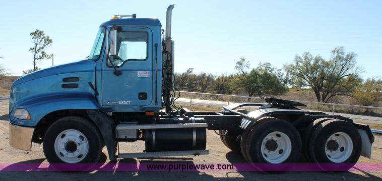 image for item L4475 2004 Mack CX613 semi truck